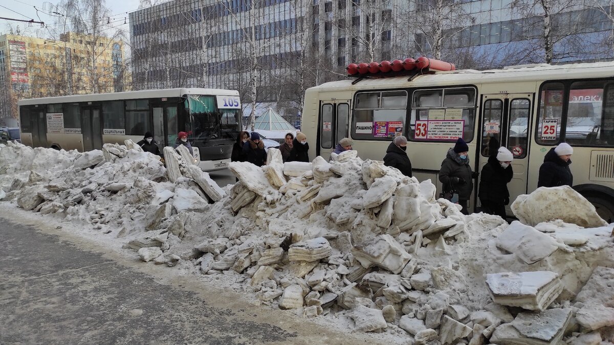 Тротуары Новосибирска в завалах льда. Фото автора