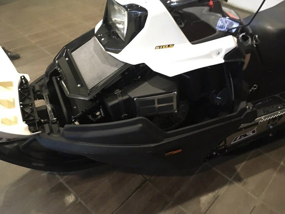 Радиатор перестаем продуваться как только решетки на капоте закидывает снегом. А закидывает их быстро. Источник фото - https://yandex.ru/images/search?text=%D1%81%D1%82%D0%B5%D0%BB%D1%81%20%D0%B5%D1%80%D0%BC%D0%B0%D0%BA%20%D0%BC%D0%BE%D1%82%D0%BE%D1%80&from=tabbar&p=1&pos=56&rpt=simage&img_url=https%3A%2F%2Favatars.mds.yandex.net%2Fget-autoru-vos%2F2112413%2F45c5e6f14fc8028bed6b9b88c49bd873%2F1200x900