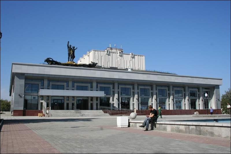 Театр шукшина барнаул. Театр драмы им. в.м.Шукшина. Алтайский драматический театр имени Шукшина. Театр драмы Барнаул. Театр драмы Шукшина Барнаул фото