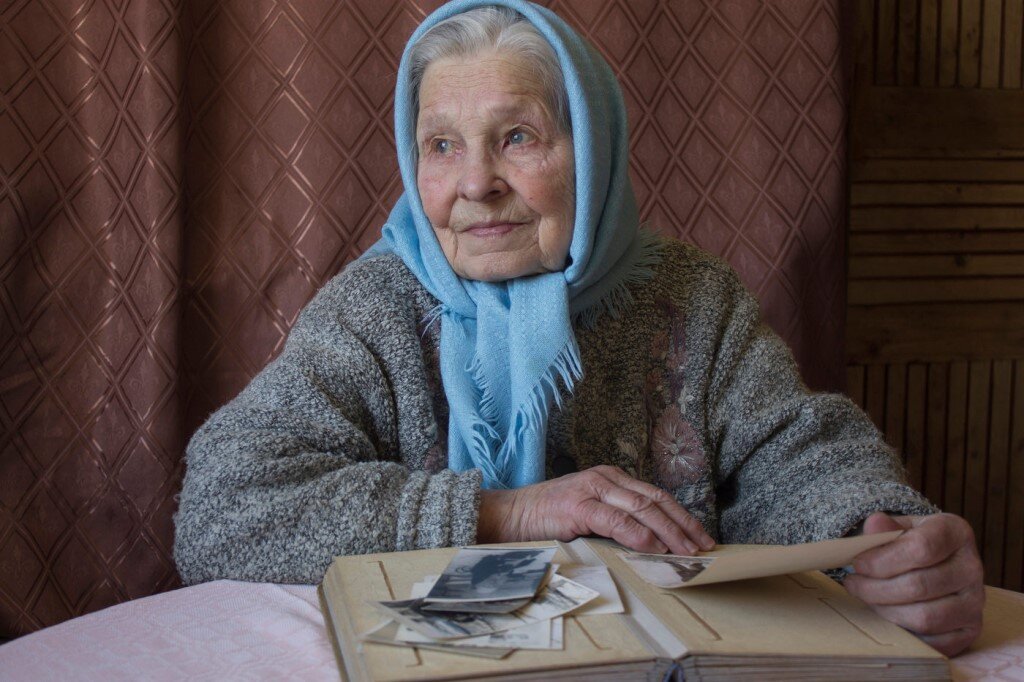 Берегите своих детей, Их за шалости не ругайте.
Зло своих неудачных дней
Никогда на них не срывайте.
Не сердитесь на них всерьез,
Даже если они провинились,
Ничего нет дороже слез,
Что с ресничек родных скатились.
Если валит усталость с ног
Совладать с нею нету мочи,
Ну а к Вам подойдет сынок
Или руки протянет дочка.
Обнимите покрепче их,
Детской ласкою дорожите
Это счастье ? короткий миг,
Быть счастливыми поспешите.
Ведь растают как снег весной,
Промелькнут дни златые эти
И покинут очаг родной
Повзрослевшие Ваши дети.
Перелистывая альбом
С фотографиями из  детства,
С грустью вспомните о былом
О тех днях, когда были вместе.
Как же будете Вы хотеть
В это время опять вернуться
Чтоб им маленьким песню спеть,
Щечки нежной губами коснуться.
И пока в доме детский смех,
От игрушек некуда деться,
Вы на свете счастливей всех,
Берегите ж, пожалуйста, детство.Эдуард Асадов