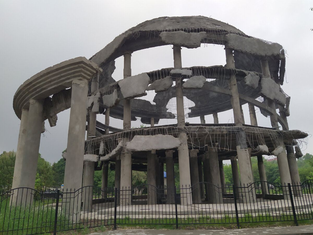 Памятник "Ротонда". Руины областной больницы, разрушенной во время боёв за город.