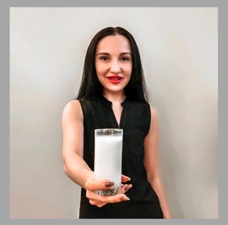 МОЛОКО⁣⁣⠀ Пейте дети молоко, будете здоровы... а настолько ли эта знакомая нам фраза с детства актуальна в наше время? ⁣⁣⠀
Давайте поговорим об этом в посте🧐⁣⁣⠀
Итак... Коровье молоко-это...⁣⁣⠀
Начнём с плюсов ⁣⁣⠀
1.Белки,жиры и углеводы ⁣⁣⠀
Белки в молоке преимущественно⠀в виде казеинов(казеинат кальция)⁣⁣⠀
2.Витамины и микроэлементы⁣⁣⠀
-кальций (первое место)🥇 ⁣⁣⠀
-калий⁣⁣⠀
-фосфор⁣⁣⠀
-магний⁣⁣⠀
-натрий⁣⁣⠀
-железо⁣⁣⠀
-витамин А,D и В1,2,12⁣⁣⠀
Вот уж и состав, просто «сундук сокровищ»❤️⁣⁣⠀
Но есть и минусы🤨⁣⁣⠀
-аллергические реакции⁣⁣⠀
-лактоза. Молочный сахар, на расщепление которого организму нужны специальные энзимы , которые уменьшаются с возрастом или у некоторых вовсе отсутствуют врожденно 🤷‍♀️⁣⁣⠀
-гормоны роста для круглогодичной дойки коровы⁣⁣⠀
-антибиотики ⁣⁣⠀
Отсюда как следствие прыщи, отеки , лишний вес и целлюлит 🤨⁣⁣⠀
И конечно пастеризация делает конечный продукт не таким «богатым» на полезность , если уж не задумываться о вреде ⁣⁣⠀
Вот и молочко из магазина . Выводы делайте сами , друзья