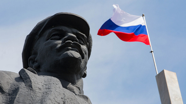 Флаг России над главной площадью Донецка
