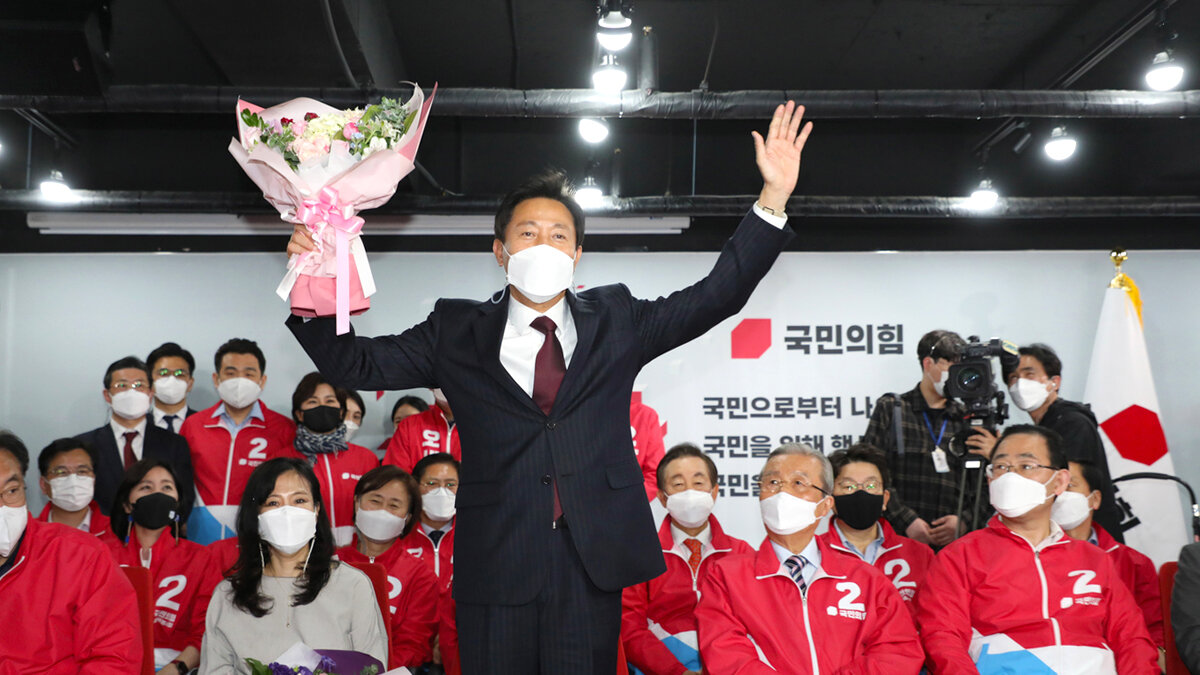 Оппозиционный кандидат О Сехун празднует победу на выборах мэра Сеула