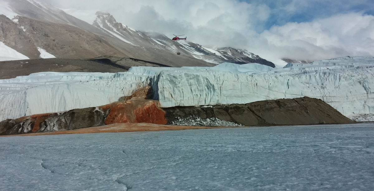 Красный водопад в Антарктиде. Фото из свободных источников. 