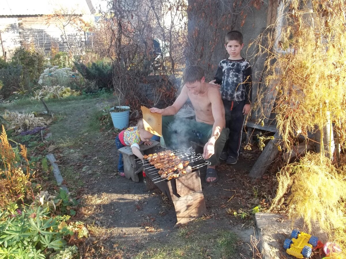 Жарим шашлыки!