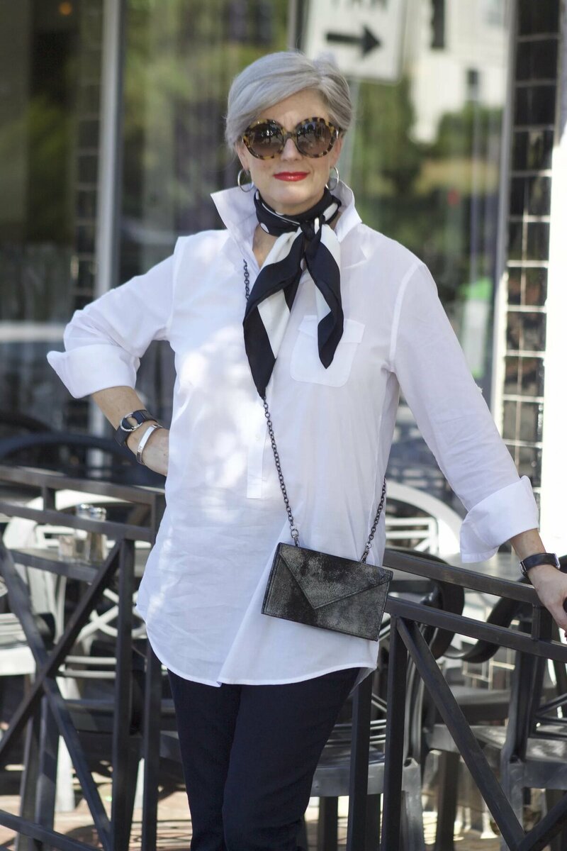 Большинство представительниц прекрасного пола в возрасте начинают комплексовать из-за своего возраста и стараются скрывать его от людей. Паспорт-это не единственная вещь, которая может выдать возраст. Предать даму может также ее внешний вид.  Источник фото:https://clck.ru/UL9B2