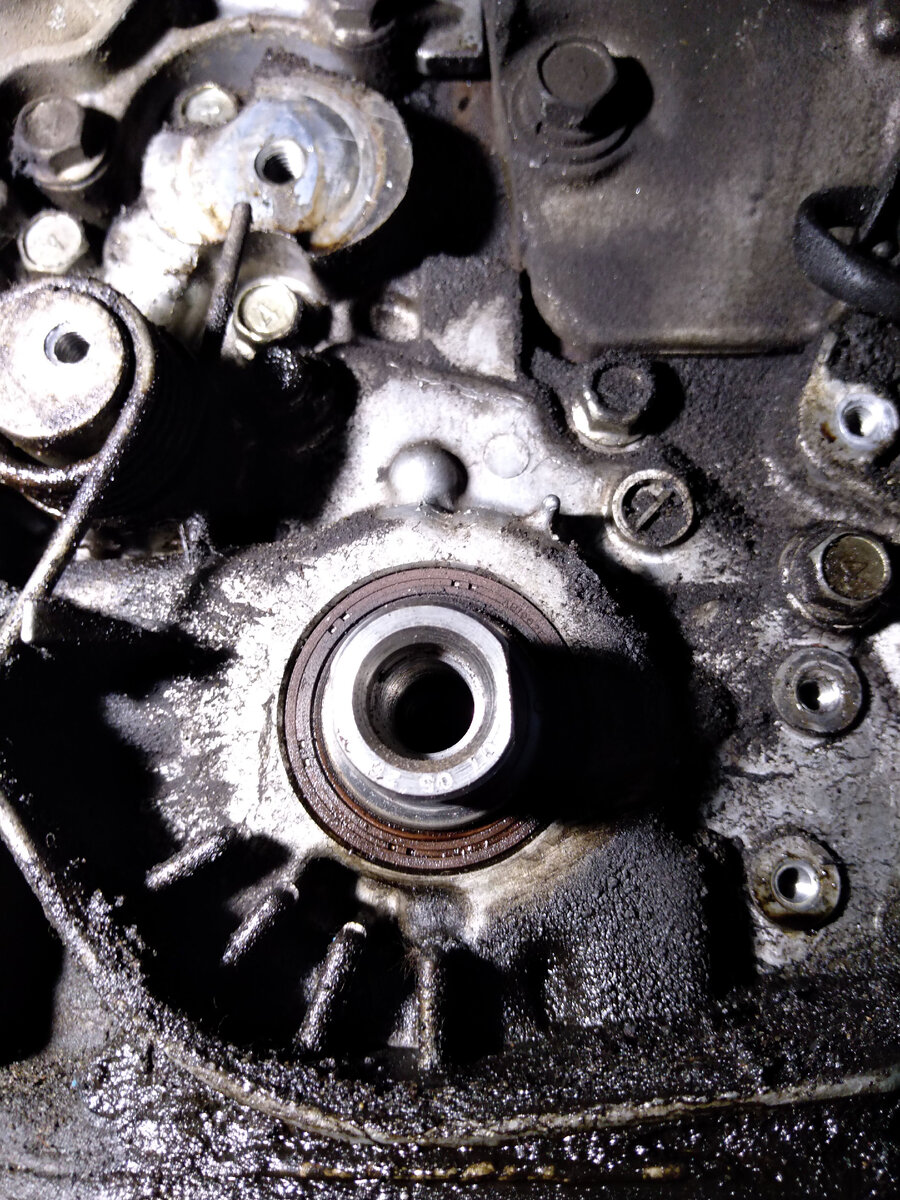 Сальники коленвала и распредвала. Требуется замена.
