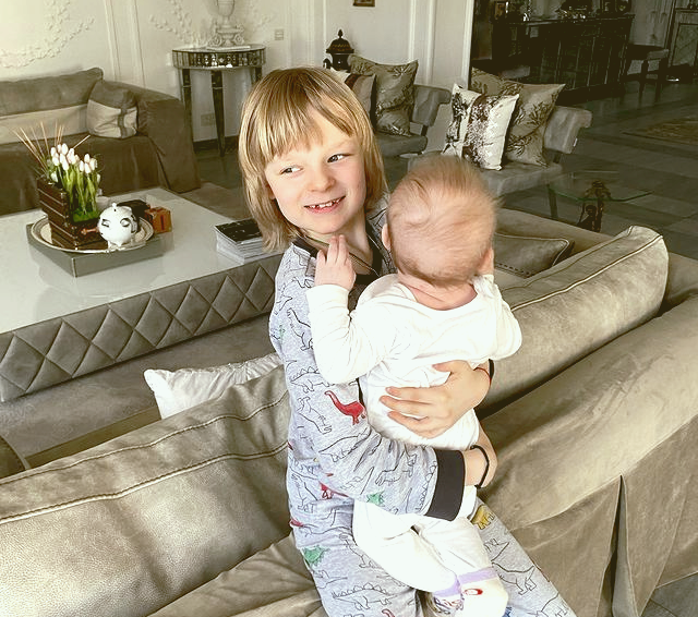 Александр с удовольствием общается с братиком