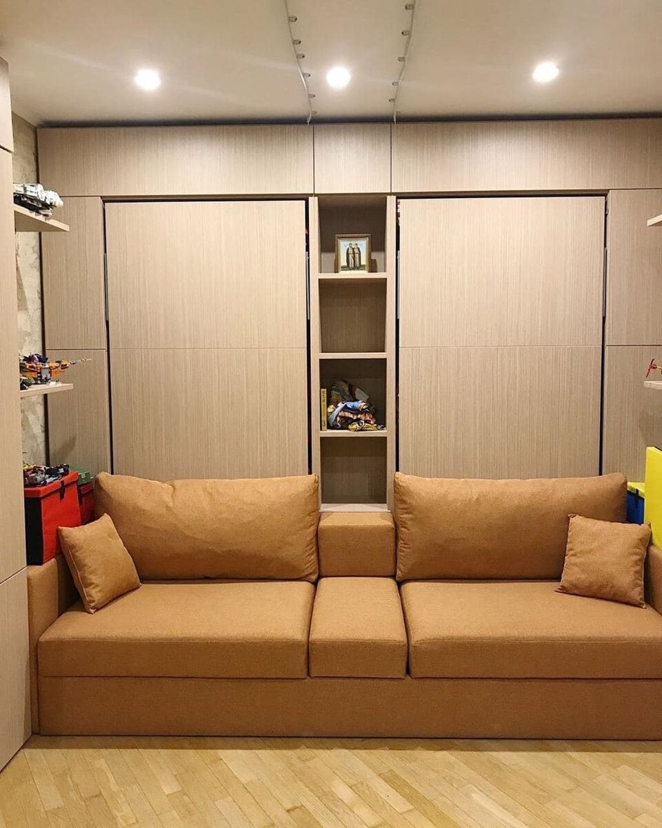 Уютный диванчик, много места для игр, шкаф и полочки для хранения игрушек и ценных пацанскому сердцу мелочей