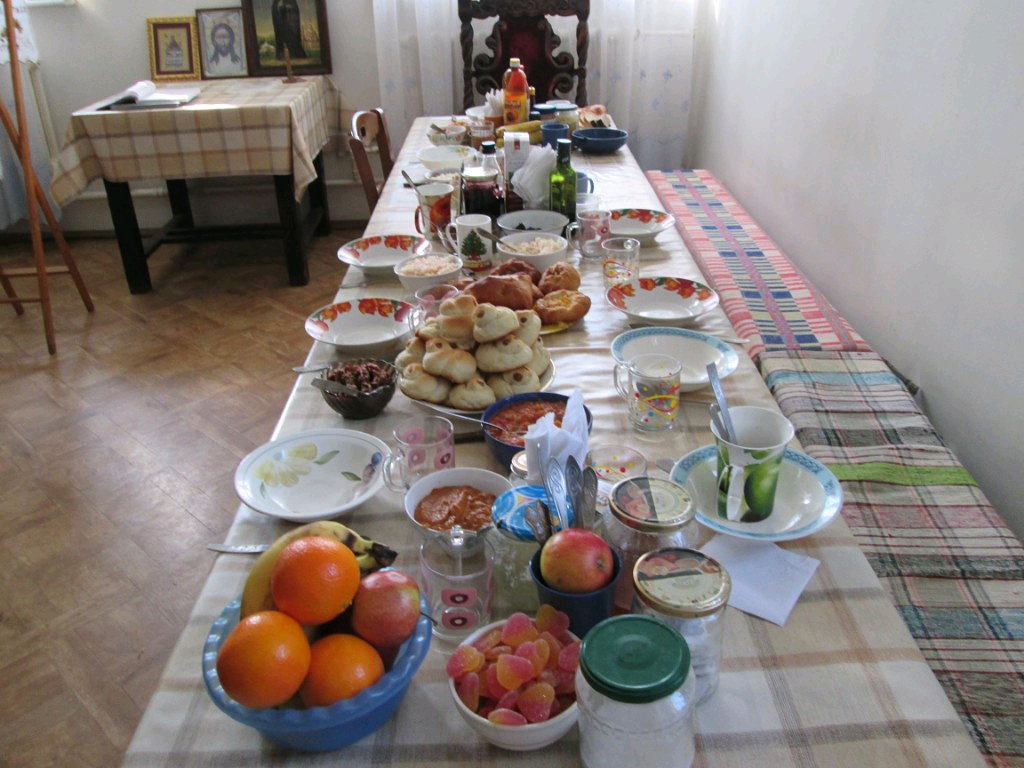 _________Фото автора_________Как раз был день памяти 40 мучеников Севастийских... Это еще не подали первое и второе. И компот. Я сама этот стол помогала накрывать, потому и сфотографировала... Неделю я жила там и с голоду не умирала. А вот дома так поститься не получается. Соблазну много, а выдержки мало.)))