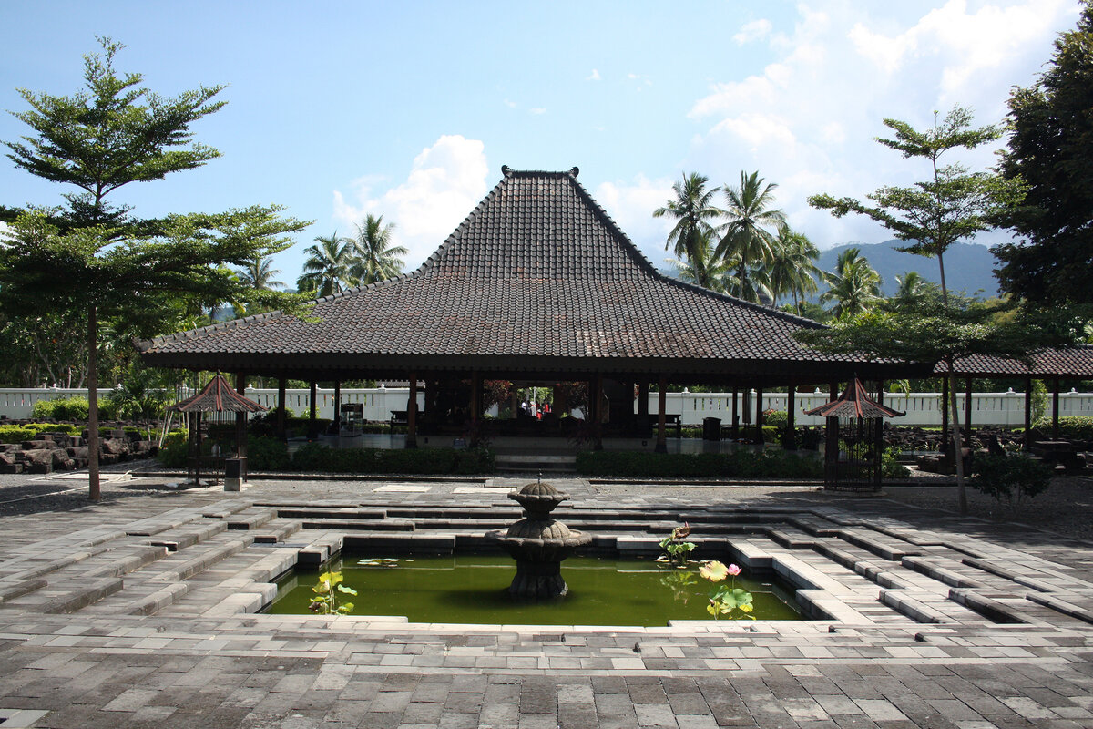 Боробудур, буддийский храм на горе/ Borobudur