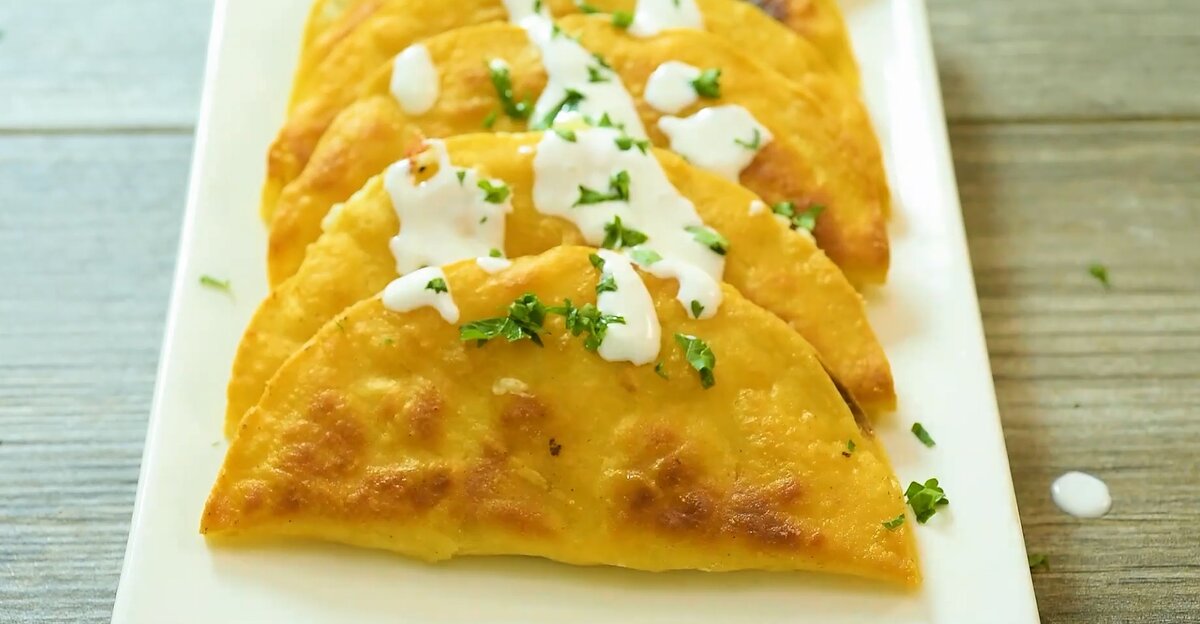 Ароматные кукурузные лепешки с сыром и картошкой готовятся очень быстро и легко на сковороде всего за полчаса!  Фото: cooktoria.com