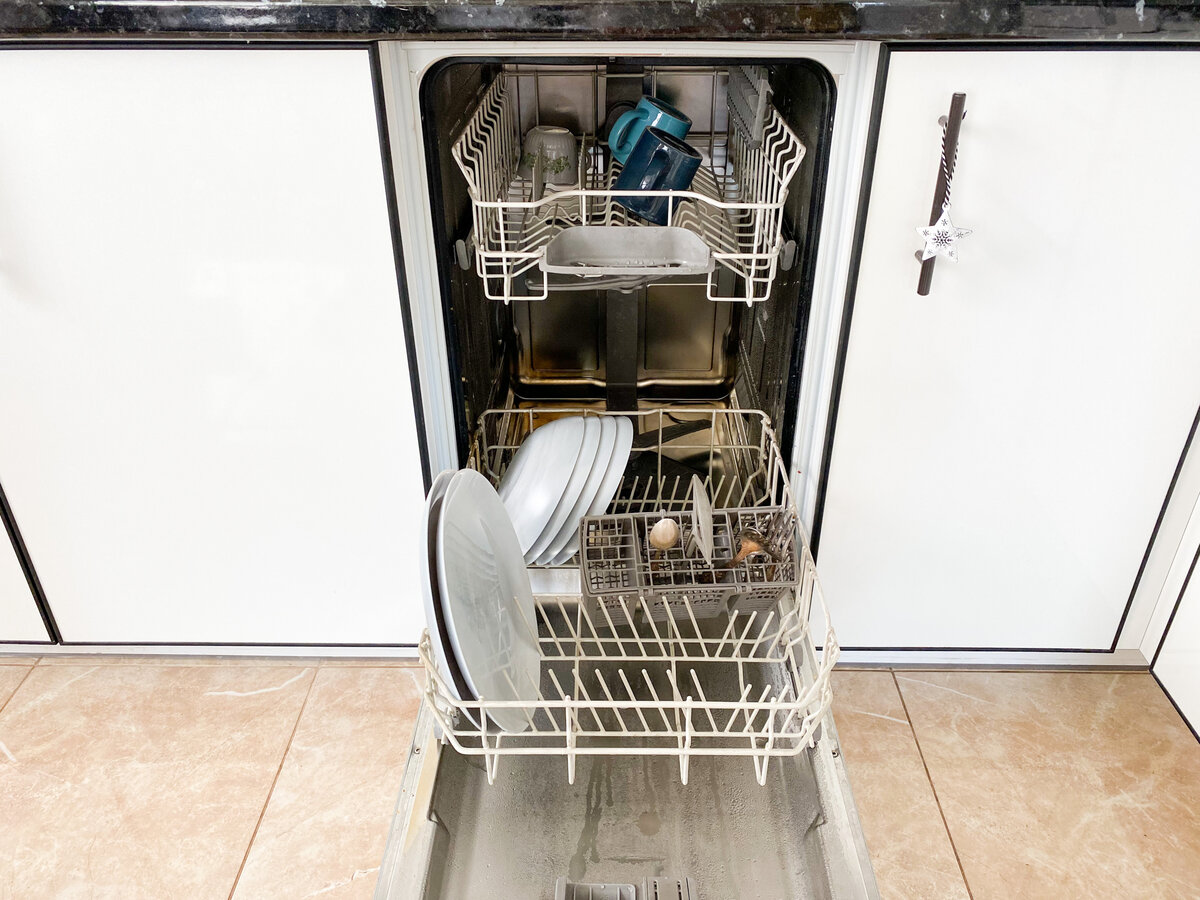 Тут у меня стояла чистая посуда и я решила сфоткать с ней