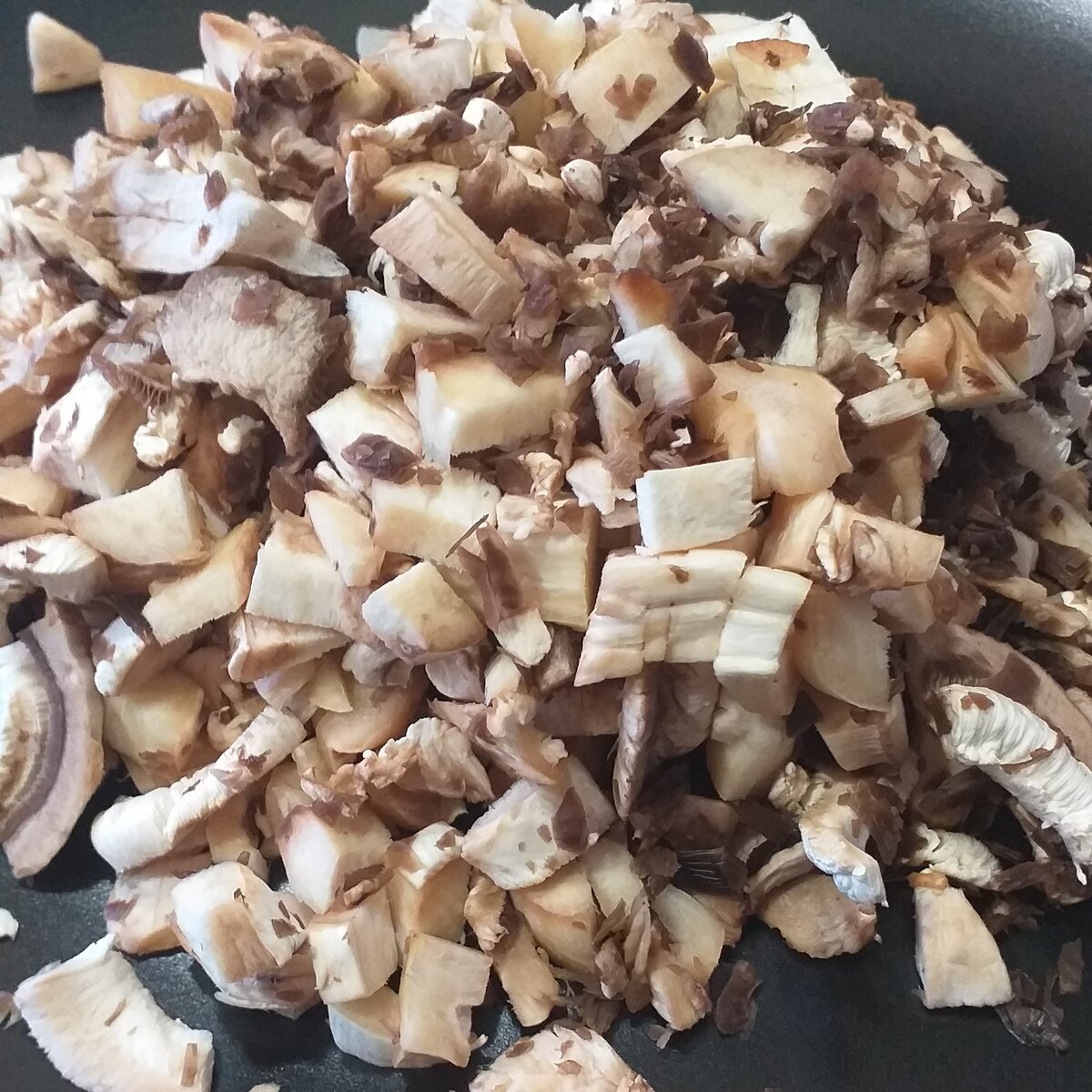 Ножки мелко нарезаем