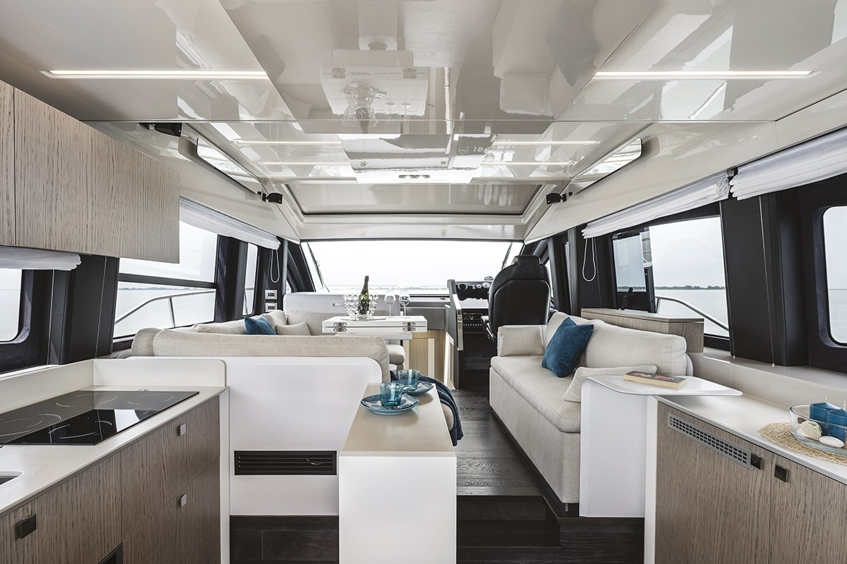 Новый интерьер салона CRANCHI E52S