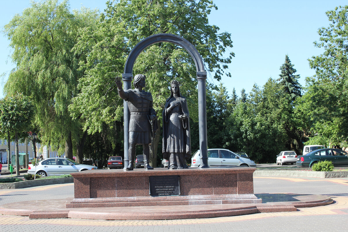 Памятник основателю города Князю Васильку и его супруге