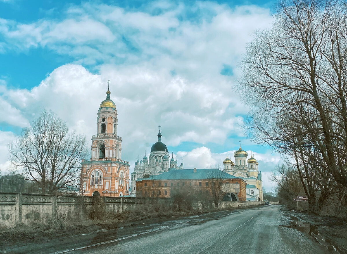 вид территорию обители Казанского монастыря с дороги 