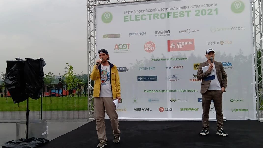 Пока мы беседовали, на сцене ЭлектроФеста продолжалась презентационная программа 