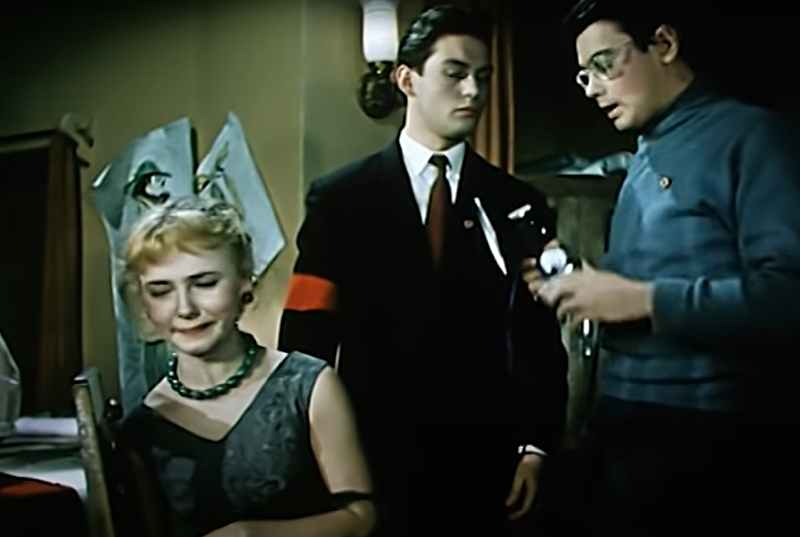 Кадр из фильма "Сверстницы". Людмила Крылова в роли Светы, Владимир Костин в роли Василия и Александр Демьяненко в роли фотографа