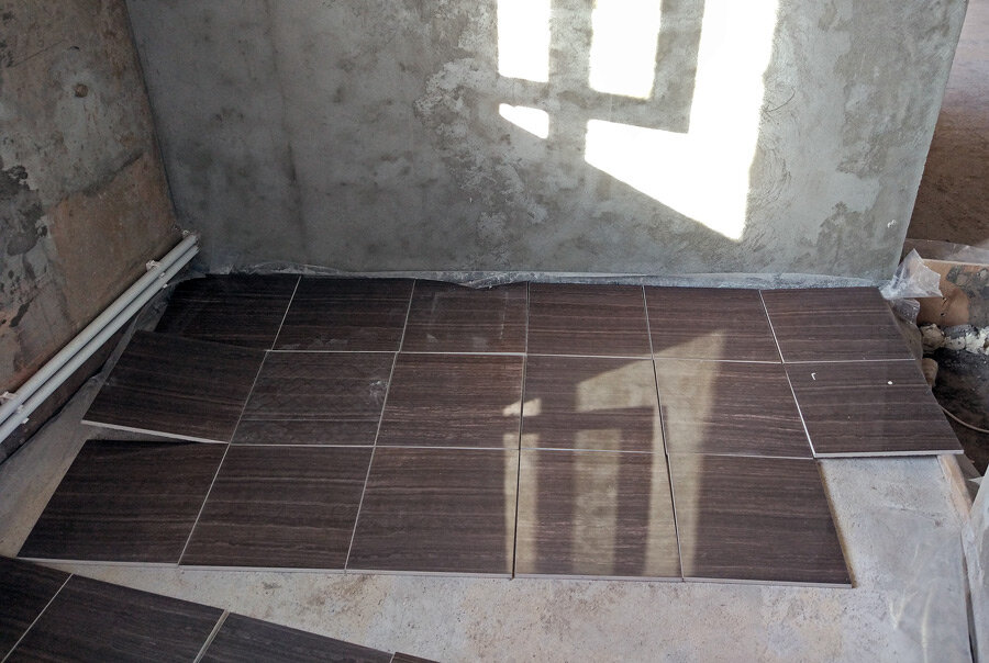 Вариант укладки вдоль косой стены. Не понравился.