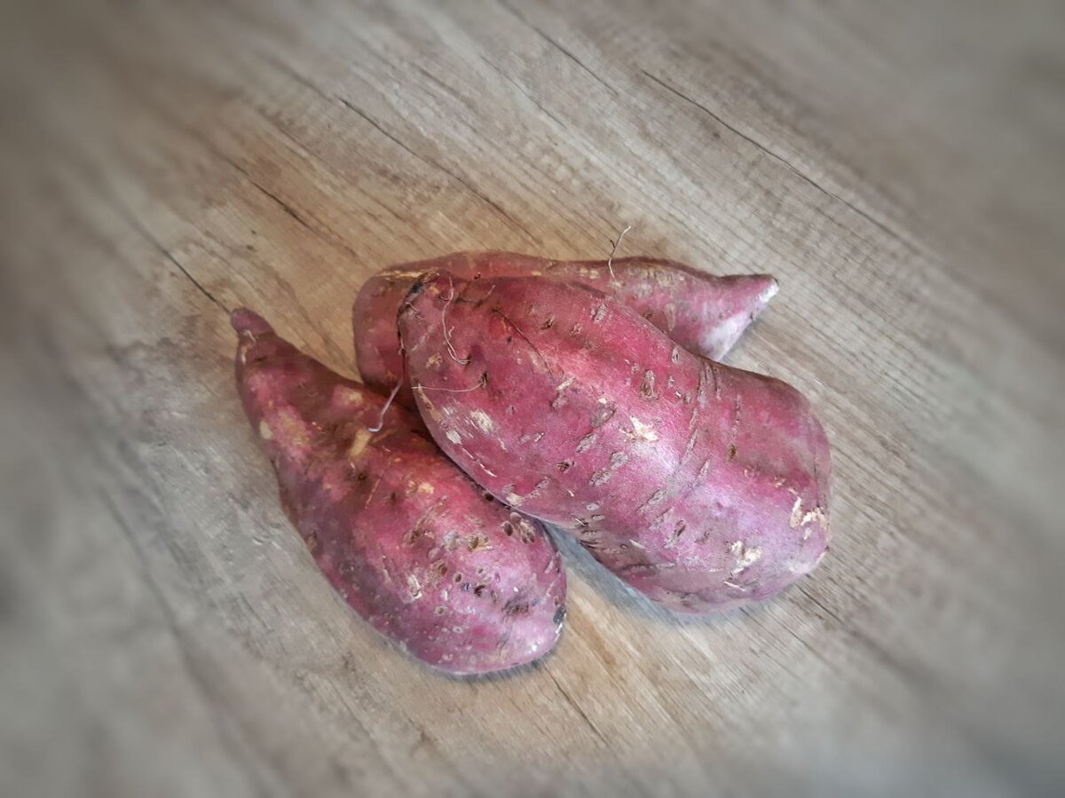 Классический батат с белой мякотью.