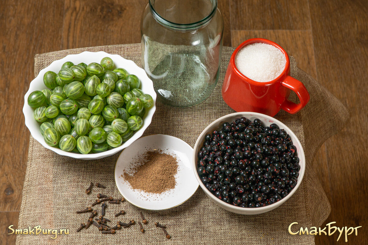 Все ингредиенты для приготовления ароматного ягодного компотика