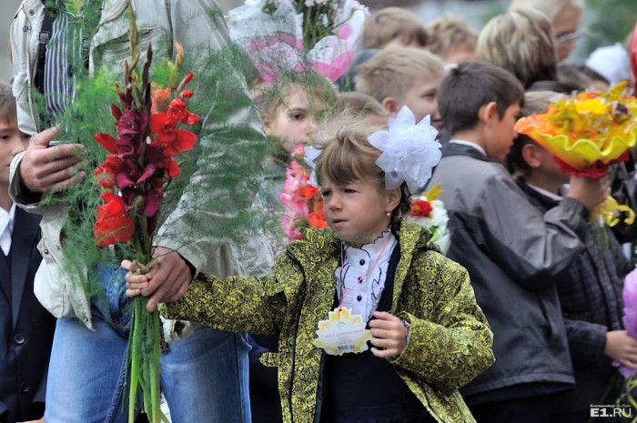 Первоклашки с гладиолусами. Первоклассник с цветами. Цветы с огорода на первое сентября. Цветы на 1 сентября.