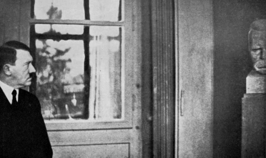 Гитлер возле бюста Ницше, 1934 г.