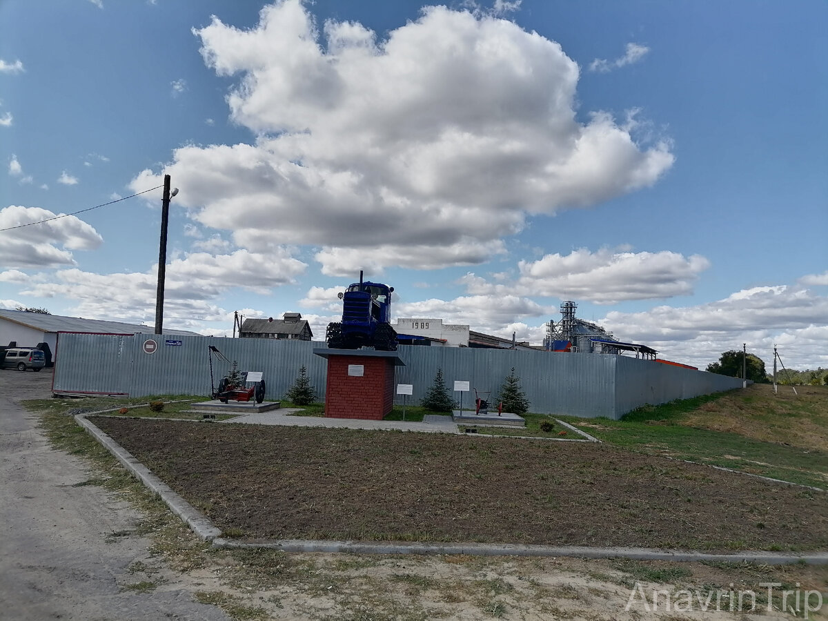 К сожалению фото темновато, поскольку сделано "против Солнца". Что за красавец на постаменте показано ниже.