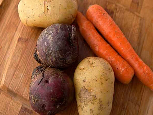 Лук репа горох свекла. Свекла и картофель. Овощи картофель морковь свекла. Морковь и свекла. Картофель и морковь.