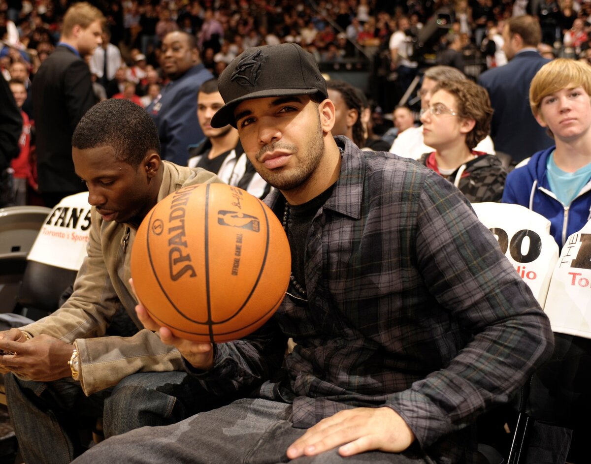 Дрейк на баскетбольном матче, 2009 год / © Getty Images