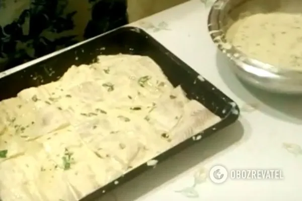 Кусочки филе минтая опускаем в кляр