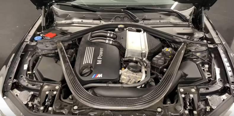 Подкапотное пространство с трехлитровым мотором.