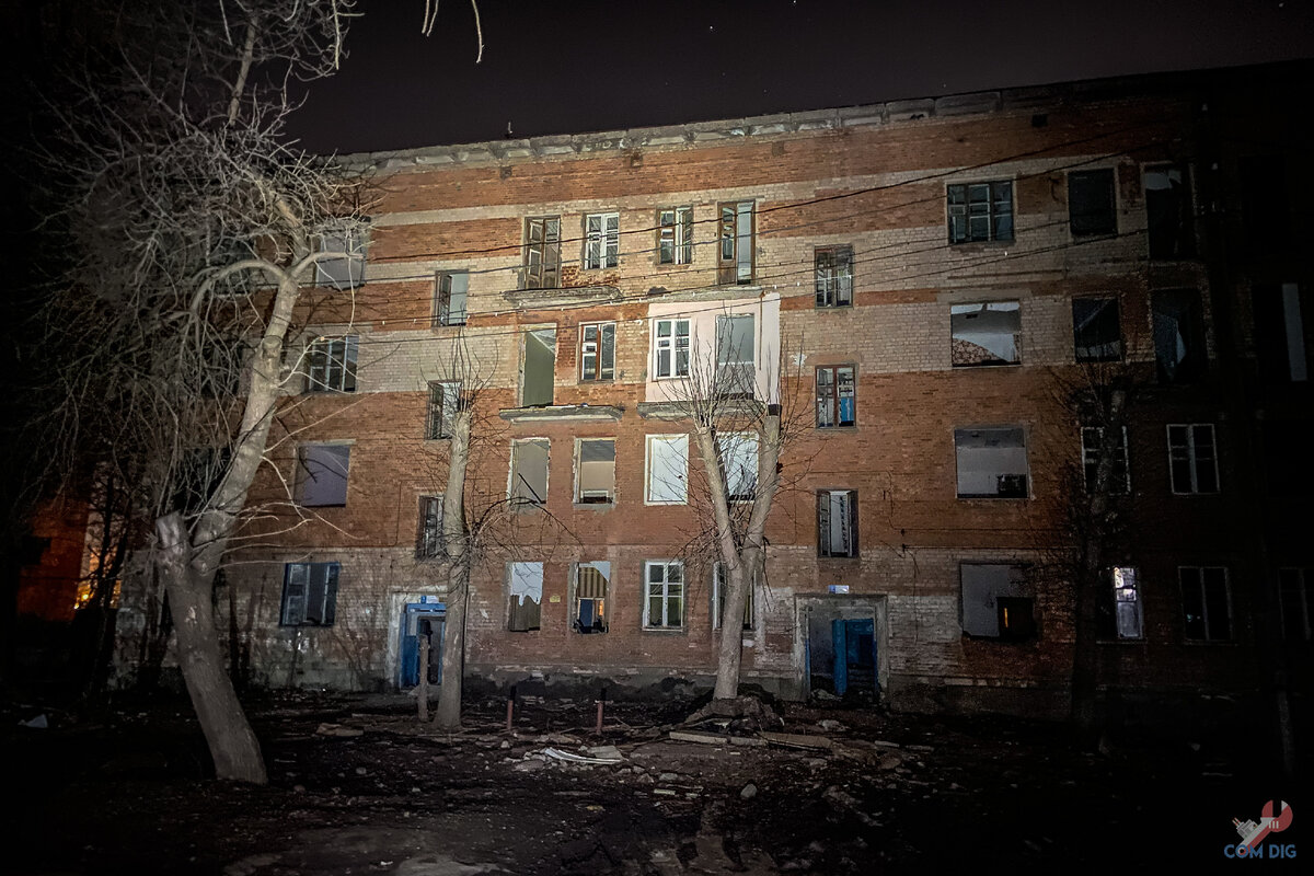 Выселенный дом на окраине летного городка. 