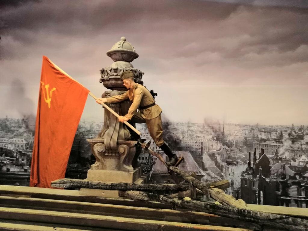 Фото с водружением знамени победы над рейхстагом