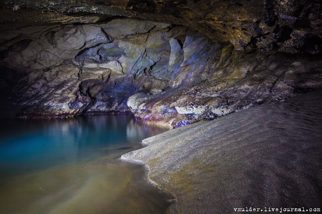 Выйдя в другую пещеру, она была немного меньше, я обнаружила озеро, от него веяло прохладой.