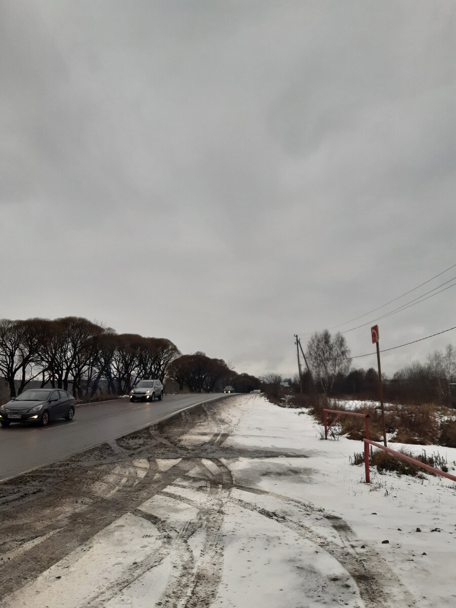 снег у дороги и следы шин