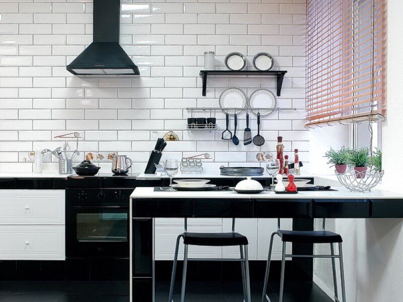 Какой кухонный фартук выбрать: стекло, керамика или стеновая панель .