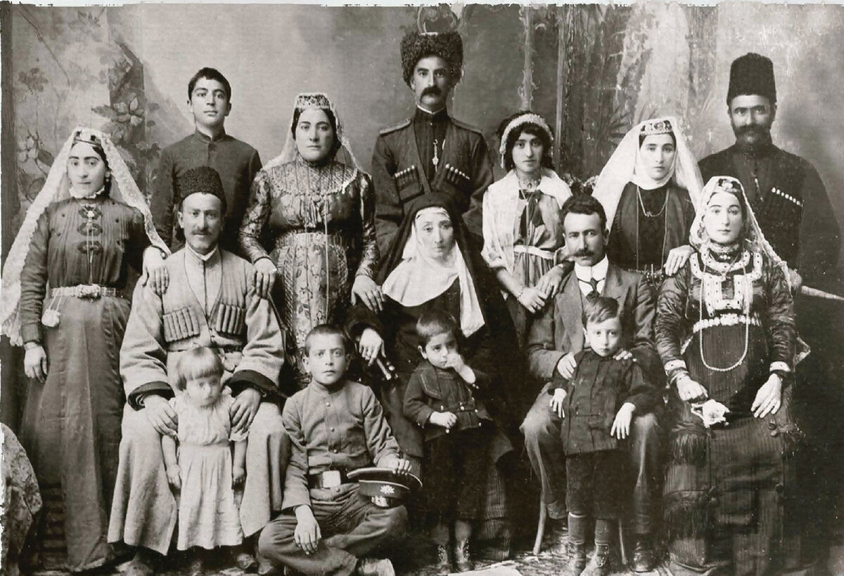 Омар Фаик Неманзаде с семьей и гостями