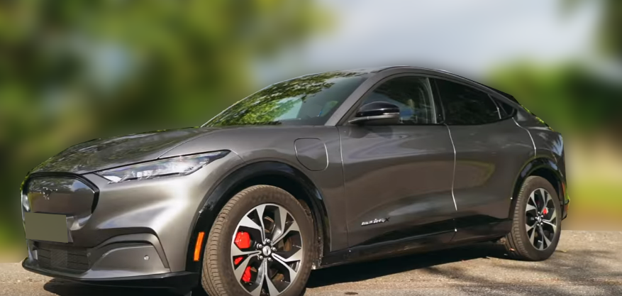 Передняя и левая часть кузова у Ford Mustang Mach-E Extended Range AWD 2021 года.