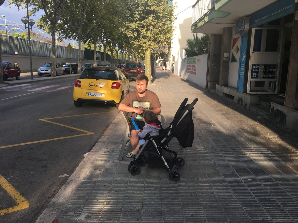 Грустный Саша в любимой Испании, готовый в любой момент столкнуться с воришками. Фото автора