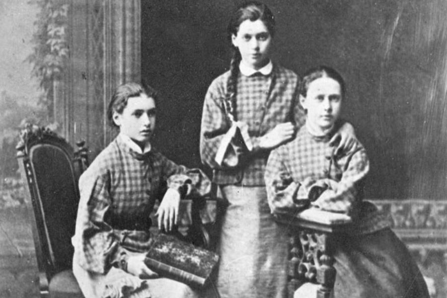 Маша и Надя Симонович, Ольга Трубникова, фото 1879 г. 