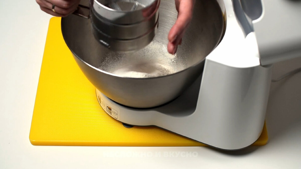 Просеиваю муку