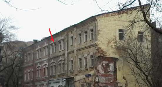 Коллаж автора на основе реального фото упомянутого дома с http://photos.wikimapia.org/p/00/04/69/47/28_big.jpg