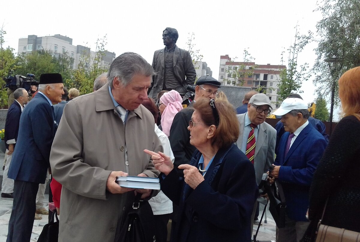 На открытии памятника поэту Хади Такташу