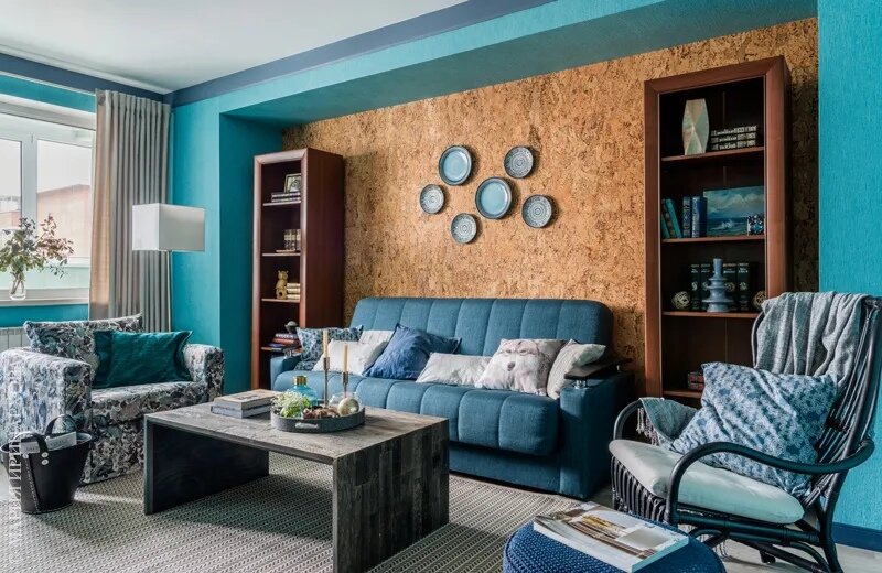 Диван — не новый, чтобы он вписался в интерьер, его перетянули: прежде он был бежевым. Композицию с ним составили мягкое и ротанговое кресла.
