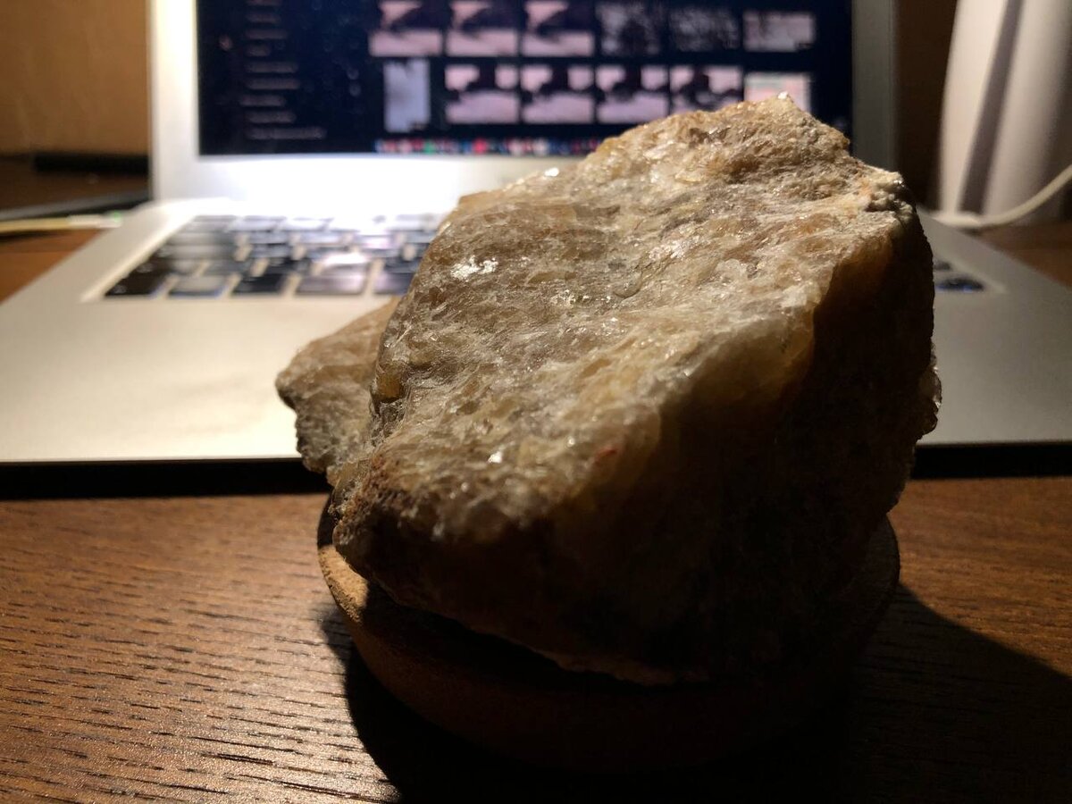 Это то самое тяжелое пресс-папье. Нудных графоманов таким инструментом бьют по башке, ради избавления читателей хе-хе