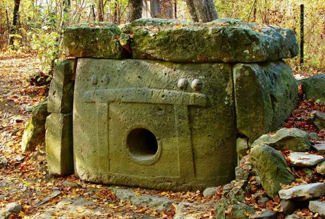 Плиточный дольмен