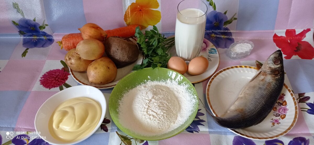 Нам потребуется: одна большая селёдка, картофель, лук, свекла, морковь, петрушка, молоко, 2 яйца, мука, майонез, соль.